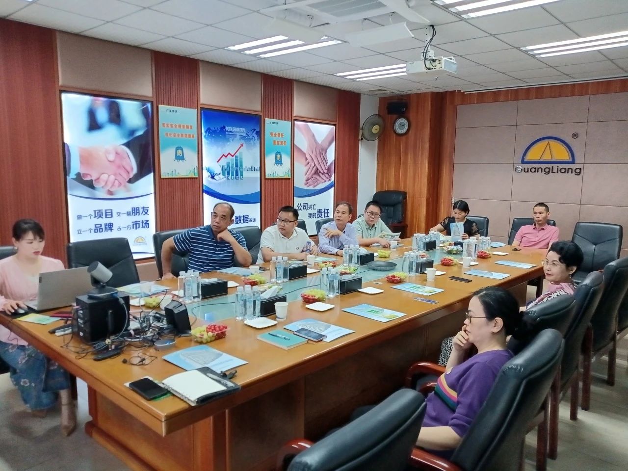 高州市根子镇政府党委及商会向导一行莅临EMC易倍集团交流座谈同谋开展