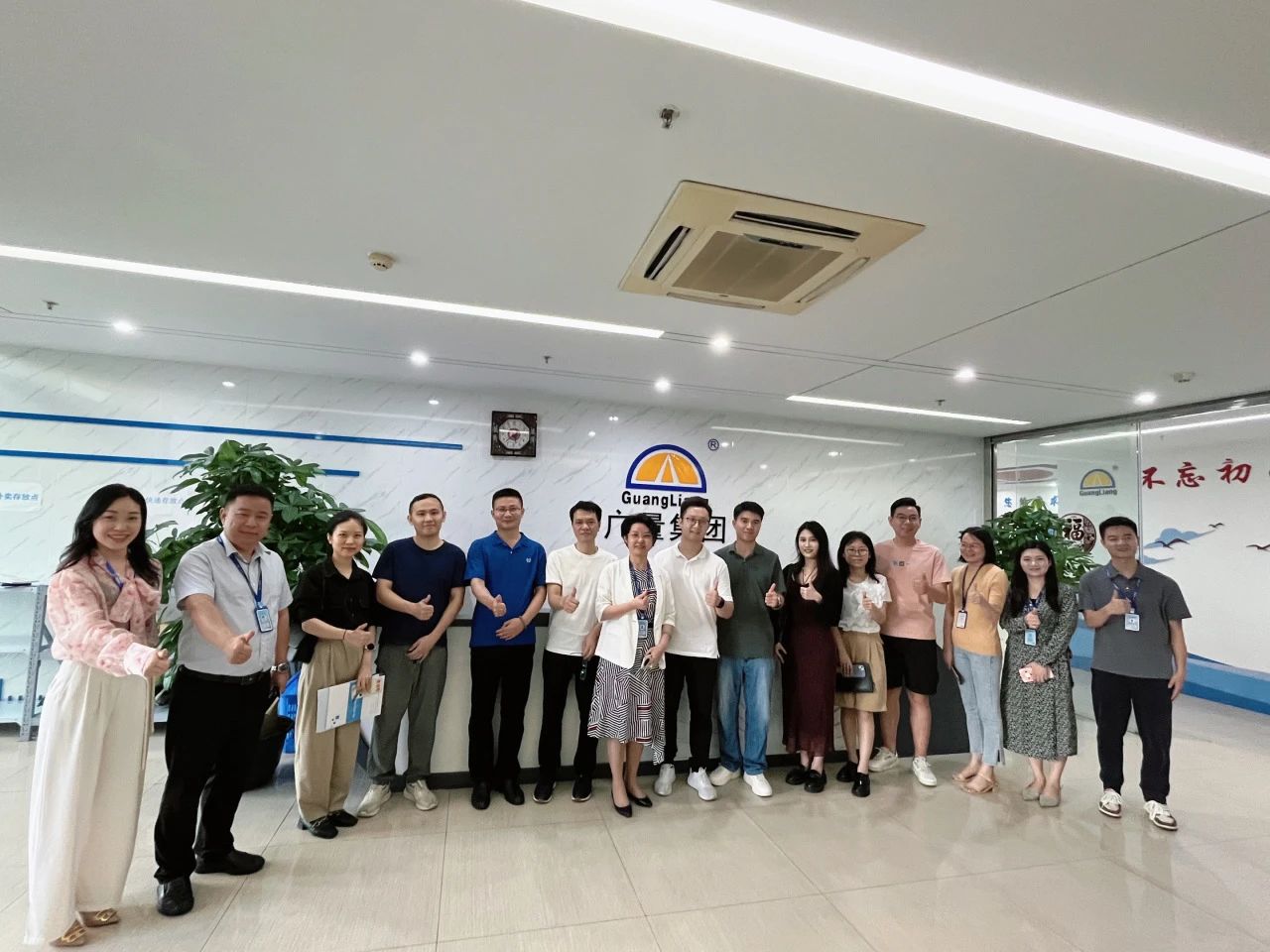 东莞南城城市更新中心携企业考察团莅临EMC易倍集团旅行交流