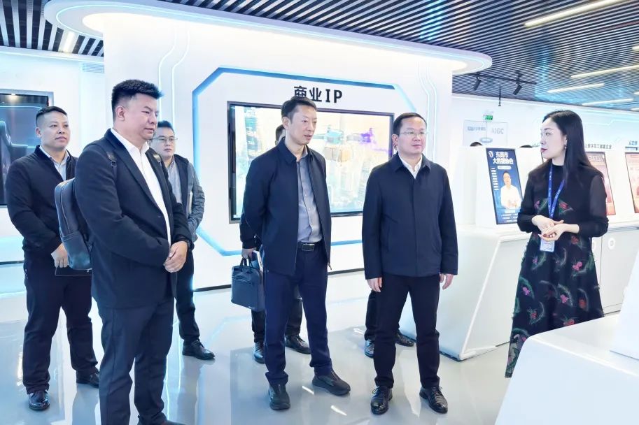 铜仁市大数据局党组书记、、局长雷宏一行莅临EMC易倍集团旅行交流